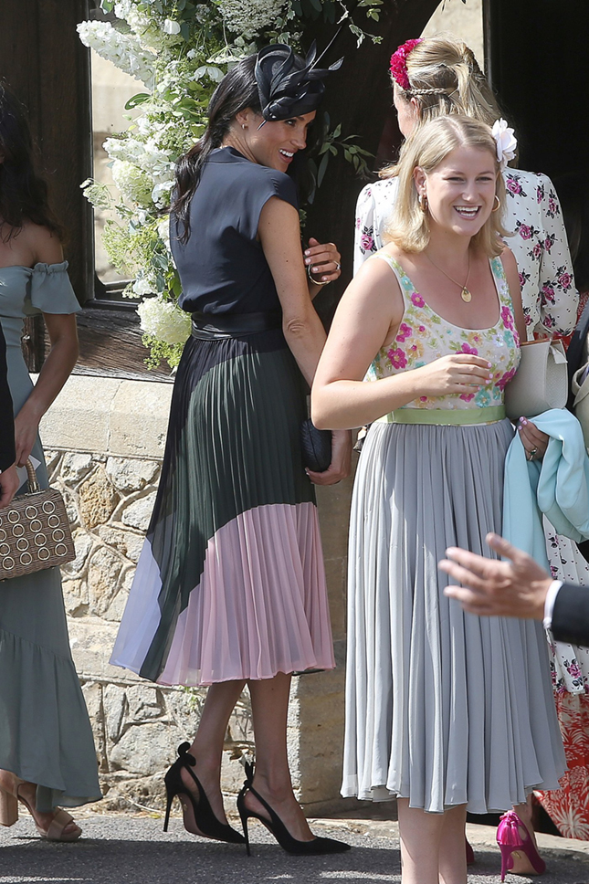 ����� ����� � ������ Club Monaco, ������ Aquazzura � ������ Philip Treacy � ������